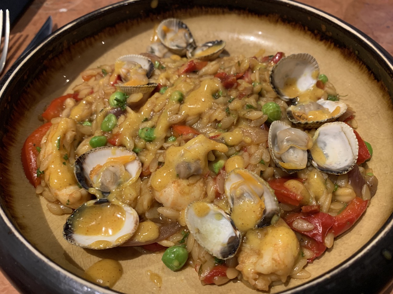 Restaurant Partage - Paella de risoni, coquillages, petit poissons